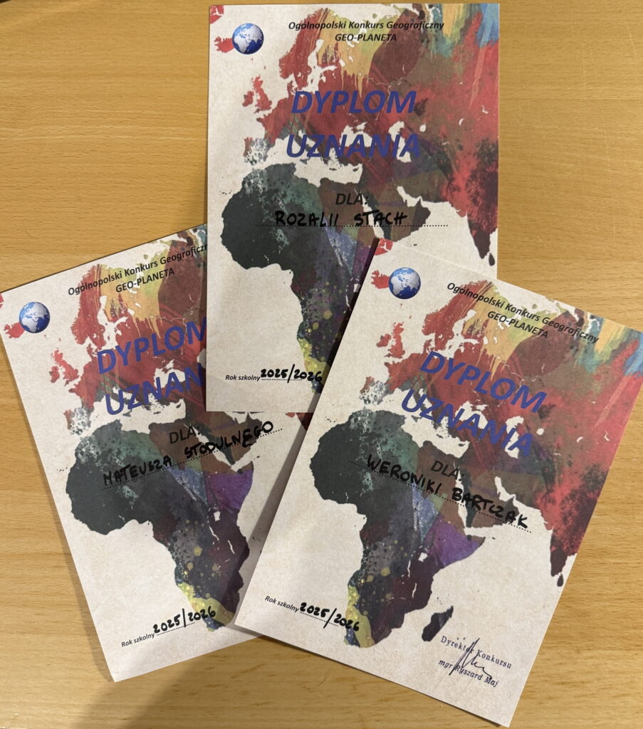 trzy dyplomy uznania dla uczniów
